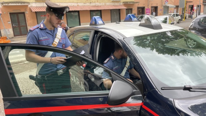 Droga, smantellata la “piazza di spaccio” del quartiere San Basilio
