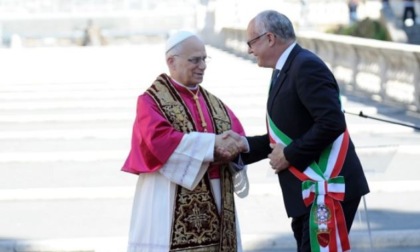 Nuovo appello per la pace, poi il Papa abbraccia la Capitale