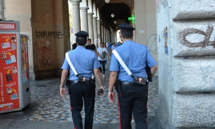 Colpito alla testa e rapinato del suo cellulare, arrestato un pakistano di 29 anni