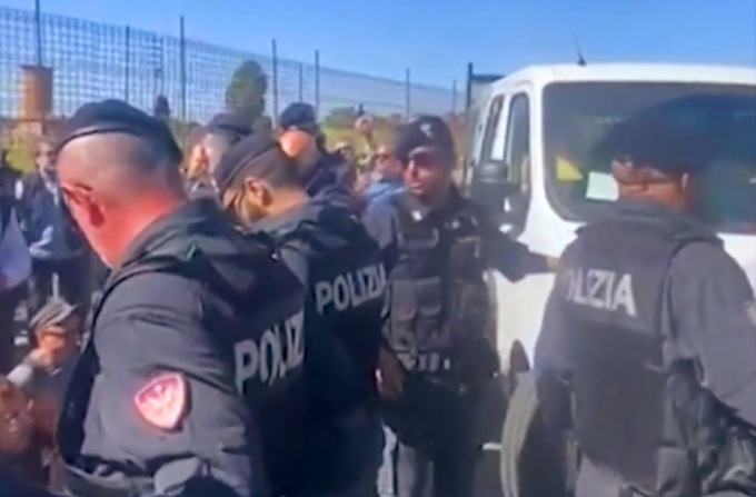 Tensione al sit-in contro il nuovo stadio della Roma