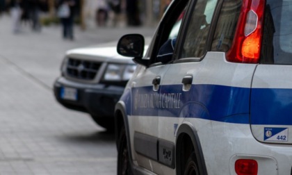 Fermato senza assicurazione, aggredisce gli agenti