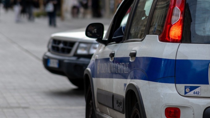 Fermato senza assicurazione, aggredisce gli agenti