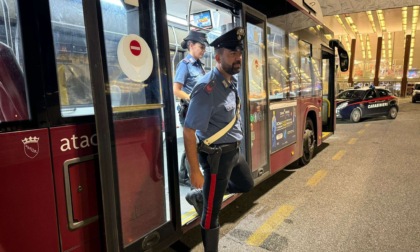 Accoltellato un uomo su un bus