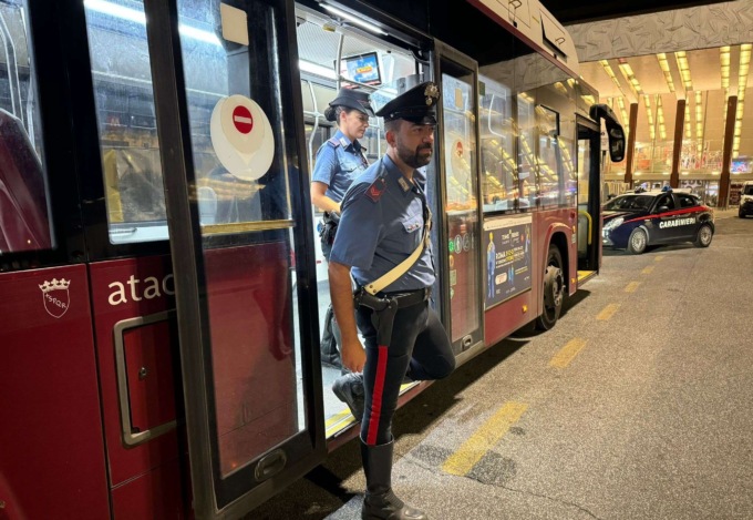 Accoltellato un uomo su un bus