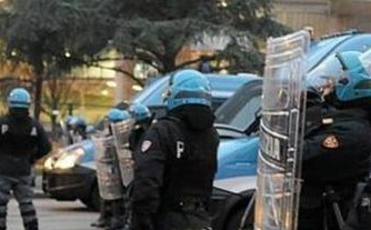 DL sicurezza, scontri in piazza. Ferito assessore municipale