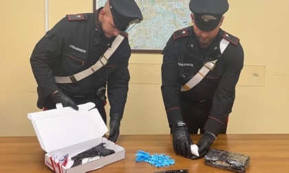 Droga e pistole rubate in casa al Quarticciolo, due arrestati