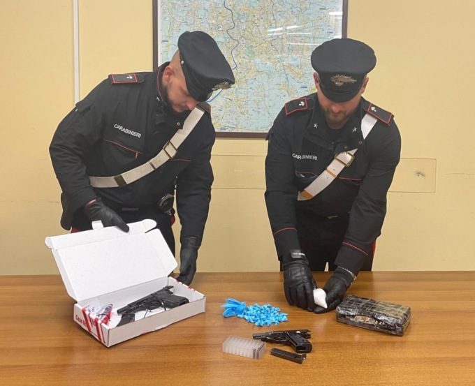 Droga e pistole rubate in casa al Quarticciolo, due arrestati