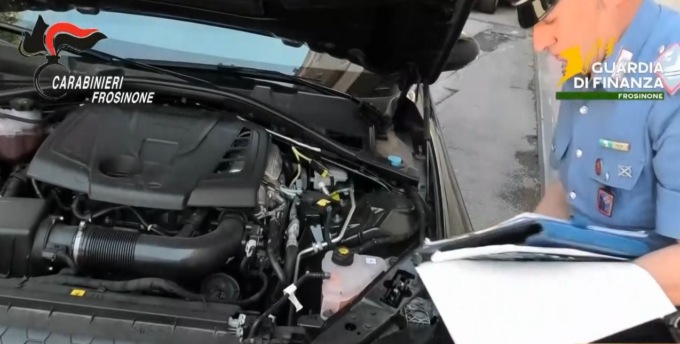 Auto di lusso e riciclaggio, maxi operazione di Carabinieri e Guardia di Finanza