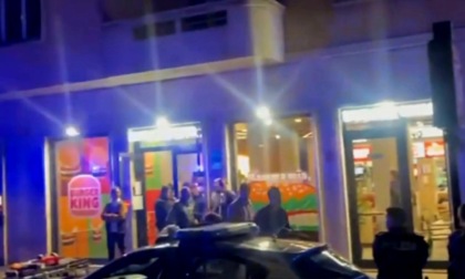 Uomo si barrica all'interno di un fast food, convinto ad uscire dopo due ore di trattative