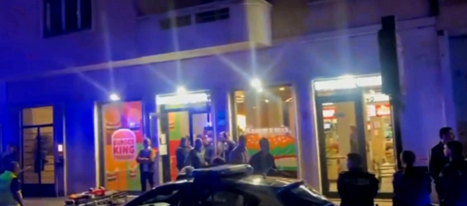 Uomo si barrica all’interno di un fast food, convinto ad uscire dopo due ore di trattative