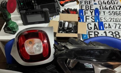 Targhe false per ripulire auto rubate, arrestati due uomini