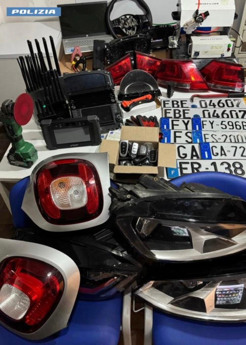 Targhe false per ripulire auto rubate, arrestati due uomini