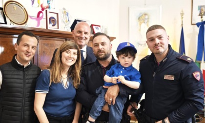 I poliziotti salvano dalle fiamme un bimbo di 18 mesi, la famiglia ricevuta in Questura