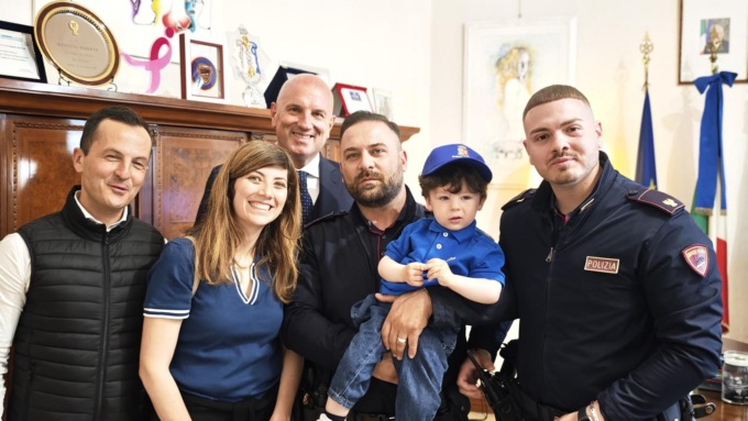 I poliziotti salvano dalle fiamme un bimbo di 18 mesi, la famiglia ricevuta in Questura