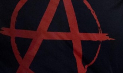Manifestazione anarchici, bottiglie con vernice rossa contro le vetrine