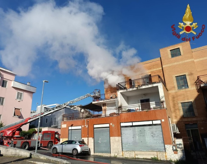 Incendio in un appartamento, donna salvata dai Vigili del Fuoco