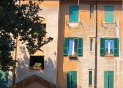 Precipita dalla finestra e muore mentre monta una zanzariera