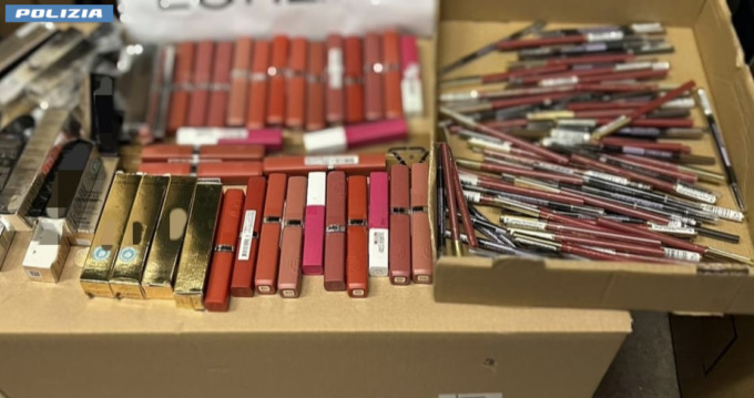 Fa shopping senza passare dalle casse, arrestata