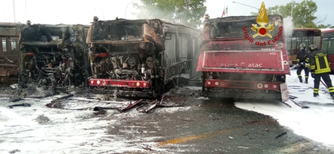 Incendio doloso nel deposito Atac della Magliana