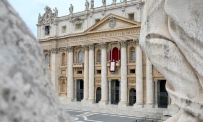 In Italia per i funerali del Papa, cameraman inglese scopre di Essere omputato in un Processo