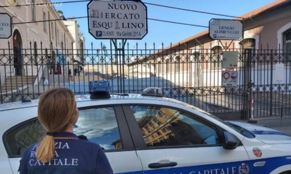 Controlli della polizia locale al mercato Esquilino
