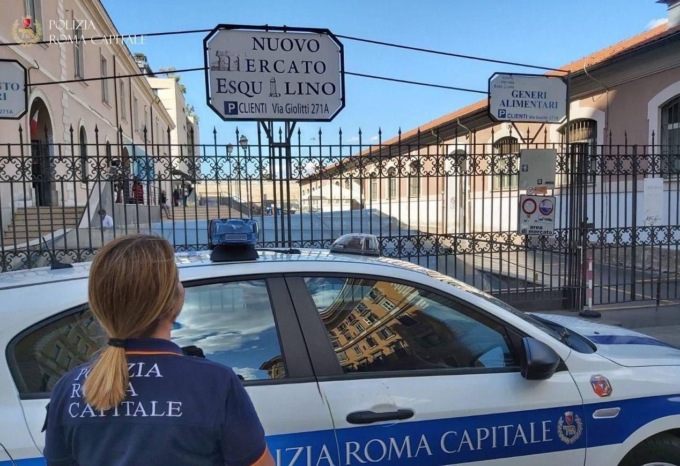 Controlli della polizia locale al mercato Esquilino