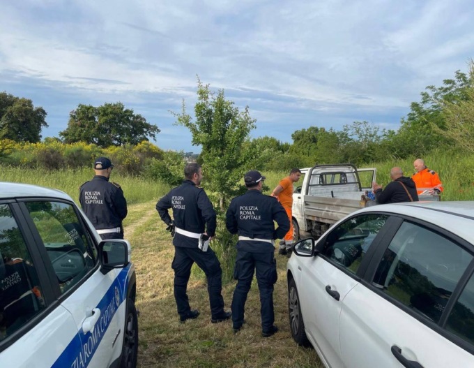 Rimosso un insediamento abusivo accanto a un parco giochi