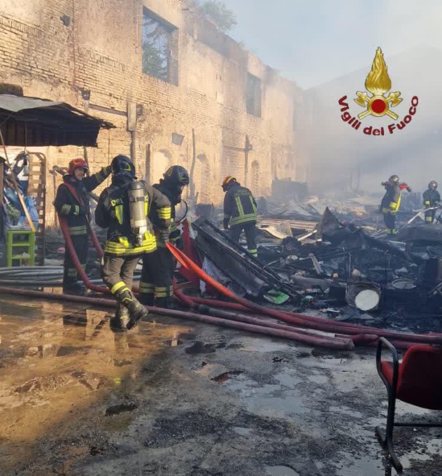 Rifiuti a fuoco all’ex Mira Lanza