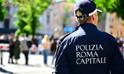 Parcheggiano in doppia fila e aggrediscono un vigile, due fratelli denunciati