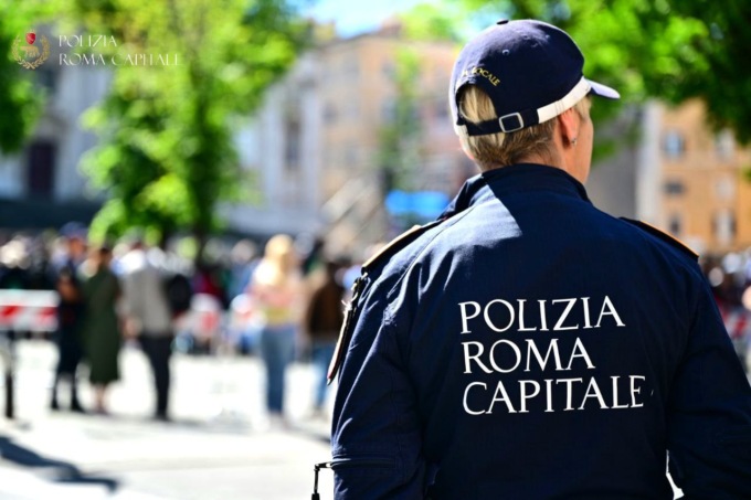 Parcheggiano in doppia fila e aggrediscono un vigile, due fratelli denunciati