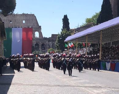 2 giugno, l’omaggio all’Altare della Patria e la parata ai Fori Imperiali