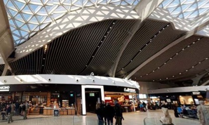 Aeroporto, addetti ai bagagli mangiano caramelle e vanno in overdose