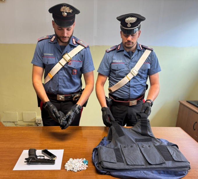 Pistola, munizioni e droga a Tor Bella Monaca