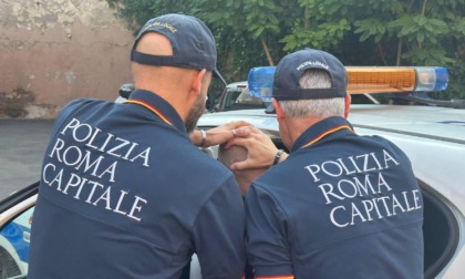 Importuna i turisti e picchia gli agenti, arrestato venditore ambulante