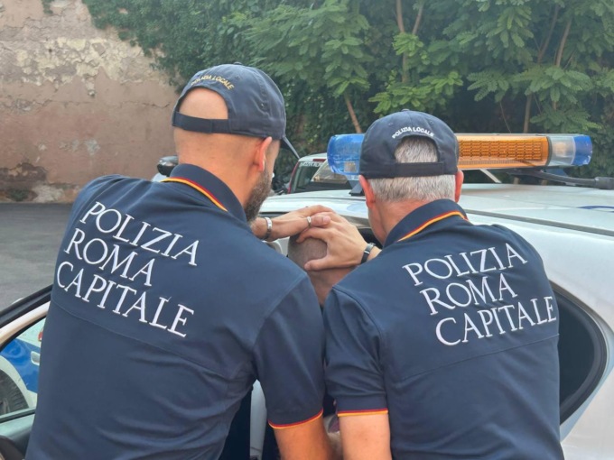 Importuna i turisti e picchia gli agenti, arrestato venditore ambulante