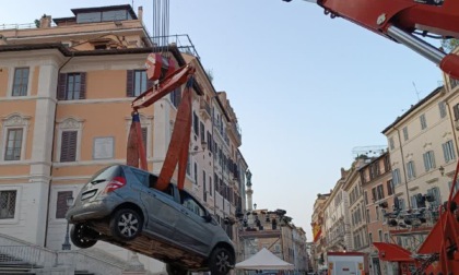 Percorre la scalinata di Trinità dei Monti in auto, denunciato