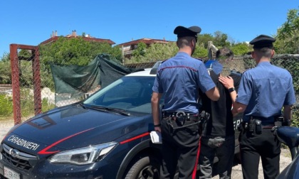 Abusano di una donna a bordo di un'auto, 4 arresti