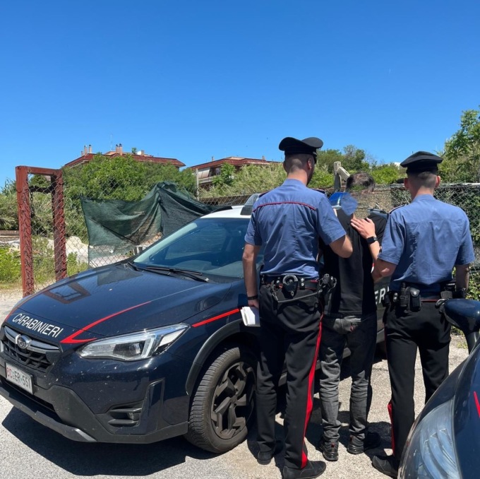 Aggredisce e rapina un 16enne, arrestato