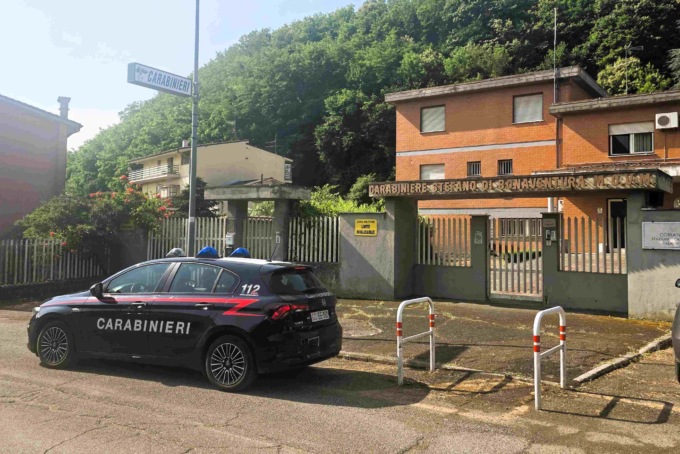 Minaccia di morte la compagna davanti alla figlia, arrestato