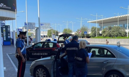 Maxi controlli all'aeroporto, 6 sanzionati per taxi abusivo al Terminal 3