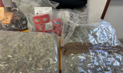 Droga nel salotto con la bambina, arrestato