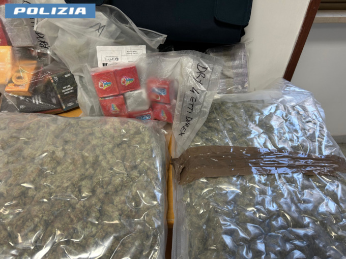 Droga nel salotto con la bambina, arrestato