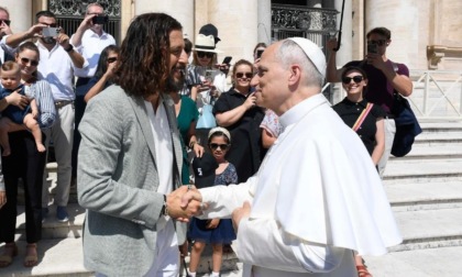 Leone XIV incontra in Piazza San Pietro il "Gesù" di The Chosen