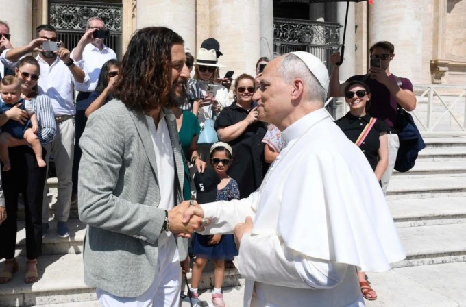 Leone XIV incontra in Piazza San Pietro il “Gesù” di The Chosen