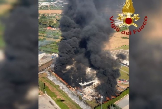 Incendio nello stabilimento CEVA logistics. Le immagini