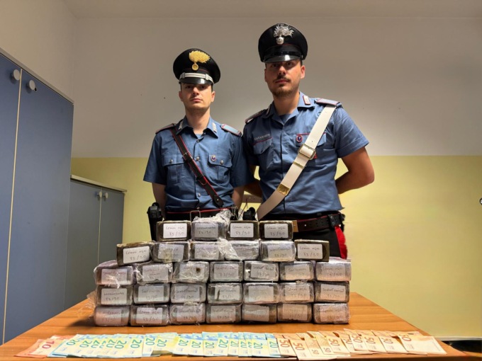 In auto con 13 chili di droga, arrestato un 21enne