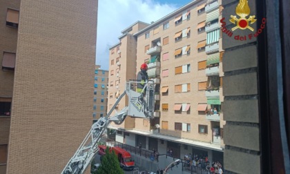 Incendio in appartamento, evacuata una palazzina