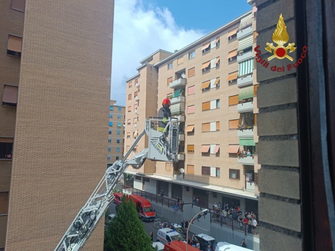 Incendio in appartamento, evacuata una palazzina