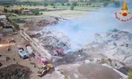 Incendio a Valle Galeria, fiamme in un impianto di compostaggio. Intervento ancora in corso