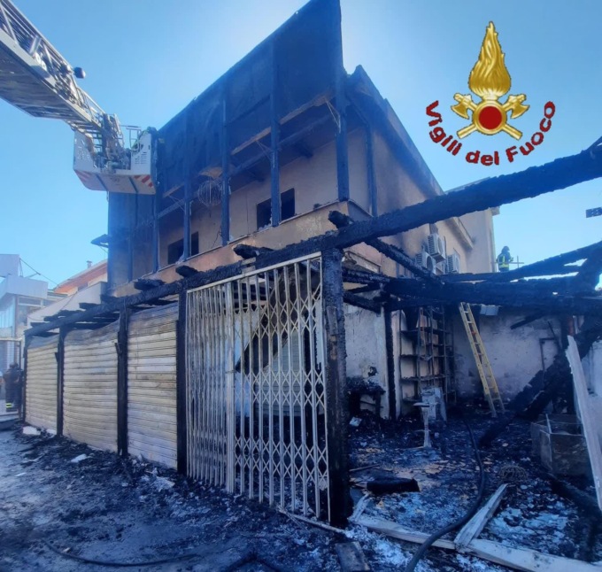 Incendio distrugge lo storico negozio Vento d’Oriente
